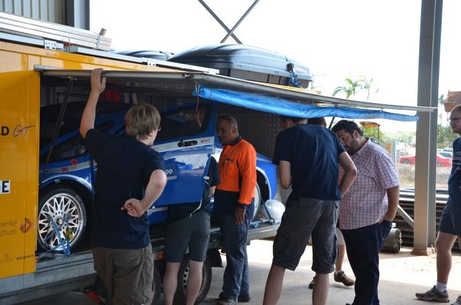 Mitarbeiter der Gastgeberfirma sind am SolarCar interessiert