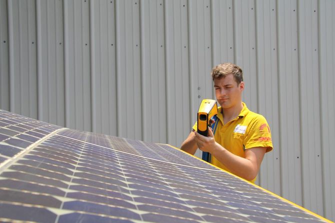 Johannes Grabowski ist mit der Fluke-Wärmebildkamera auf der Suche nach verräterischen heißen Punkten am Array, die einen Defekt in der Verkabelung anzeigen würden.