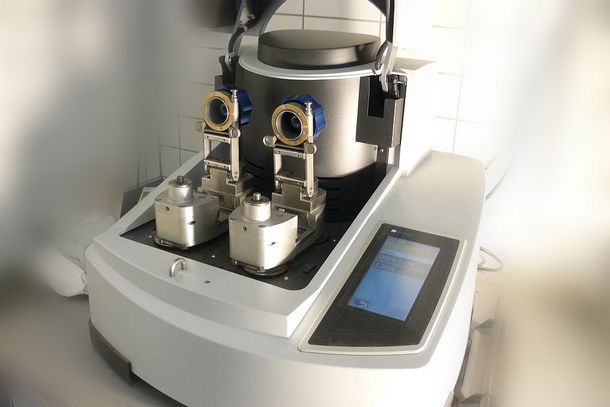Hochleistungskugelmühle Retsch Emax zur ultrafeinen Nass- und Trockenvermahlung