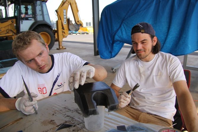  Niklas Kerssenfischer und Stefan Benninghoff laminieren die Lenkradverkleidung für den BOcruiser