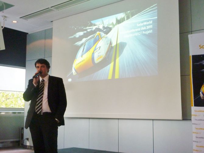 IAA: Die Weltumrundung des SolarWorld GTs wird auf der Pressekonferenz von Michael Schmidt vorgestellt