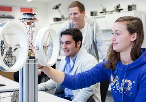 Gruppenarbeit an einem technischen Projekt im Bereich Mechatronische Systeme