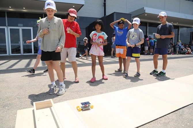 Solarrennen für Schüler vor der Halle