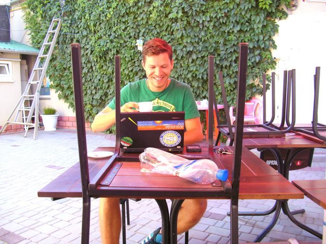 Teamchef Tim Skerra am Morgen bei der täglichen Büroarbeit
