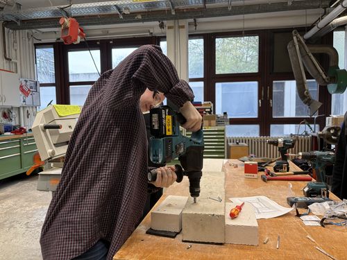 Mädchen lernt wie man bohrt