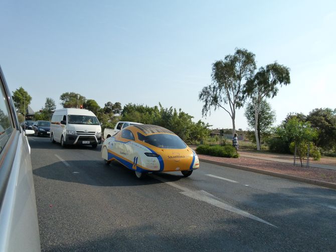 Im Straßenverkehr von Alice Springs