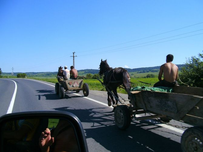 Oft gesehen, hier überholt. Pferdekarren in Rumänien prägen das Straßenbild