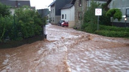 überflutete Straße überflutete Straße