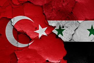 Flaggen der Türkei und Syrien