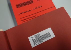 Fernleihbuch mit rotem Zettel