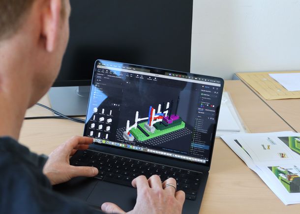 Das Bild zeigt das Klemmbaustein-Modell am Computer.