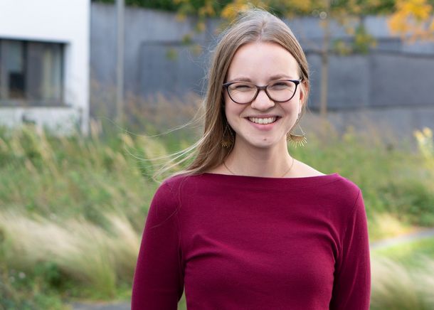 Ein Portrait von Kim Rosenberg, Projektkoordinatorin und Absolventin des Studiengangs Ergotherapie.