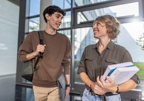 zwei Studierende auf dem Weg zur Veranstaltung