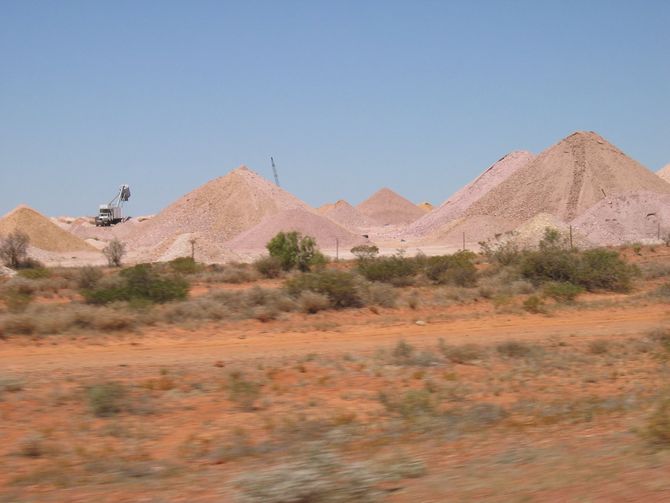 Vorbei an den Abraumhalden der Opalminen bei Coober Pedy