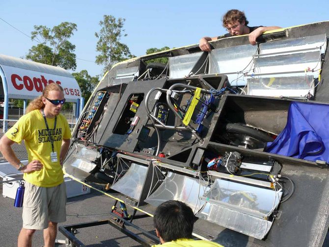 Innenleben des Michigan-Solarcars: Hohlspiegel mit Solarzellen zum Laden im Stand