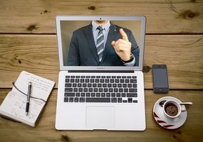 Online Treffen, lernen, Laptop, Notizblock, Kaffee