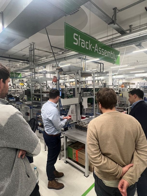 Praktische Einblicke während der technischen Besichtigung der Elektrolyseur-Stack-Montage – Vertiefung unseres Verständnisses der Fertigung und Qualitätskontrolle für das GH2GH-Projekt