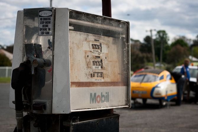 Alt und Neu: Sprit der Tankstelle benötigt das Solarauto nicht