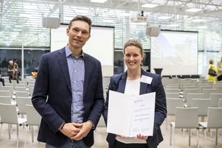 Lehrpreisträgergerin 2025 Michaela Ludewig mit Urkunde.