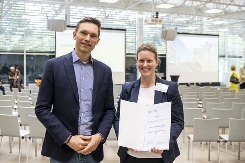 Lehrpreisträgergerin 2025 Michaela Ludewig mit Urkunde.