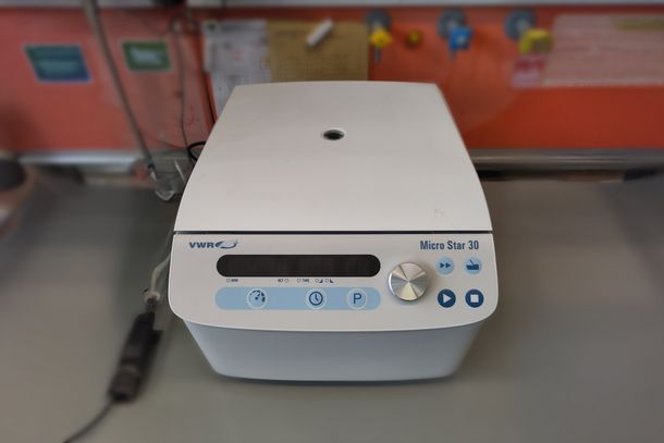 Centrifuge (VWR Microstar 30)