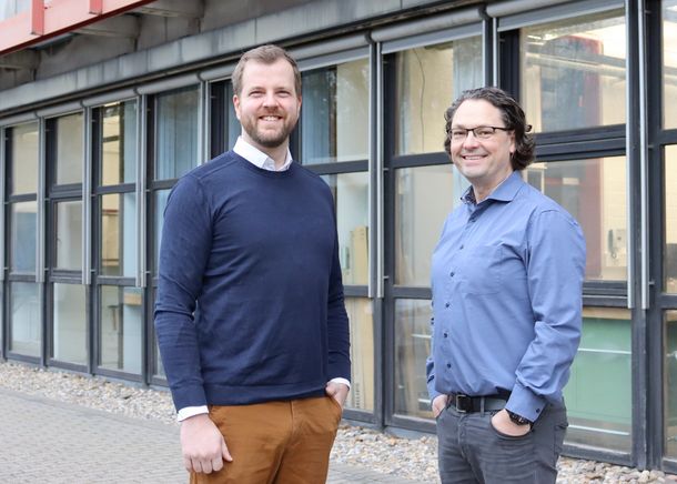 Ein Portrait von Prof. Dr. Jannis Sinnemann (li.) und Prof. Dr. Marcus Kröger.