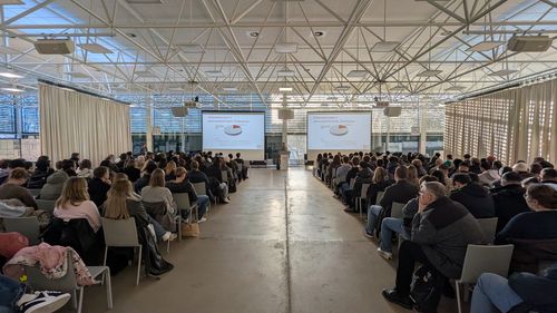 Lichtdurchflutetes Auditorium am Tag dr Studienorientioerung