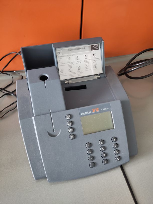 Photometer WTW photoLab S12 zur kolorimetrischen Bestimmung von Parametern wie Gesamtstickstoff in Wasserproben.