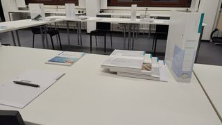 [dekorativ] Eingedeckte Seminartische mit den Lehrunterlagen der REFA-Grundausbildung