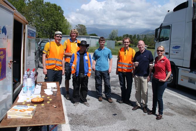 Geburtstagsfeier mal anders: Pascal Dombrowski feiert seinen Geburtstag auf einem Autobahnhof - mit Team und Familie Pautzke