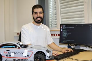 Deniz Fero entwickelt aktuell in einem Team von Studierenden ein autonomes Modellfahrzeug weiter.