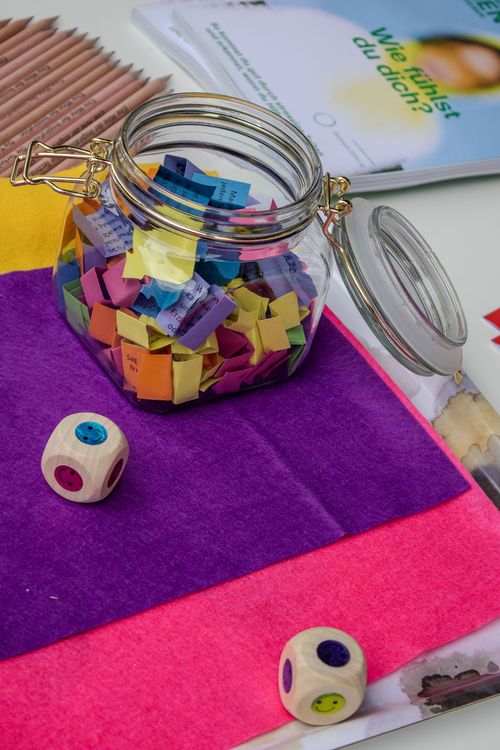 Spielerischer Ansatz zum Thema seelische Gesundheit. Ein Würfelspiel mit einem zu vervollständigenden Satz.