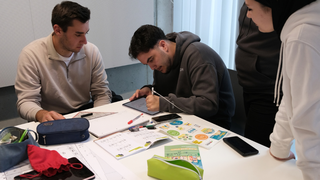 Auf dem Foto sieht man Teilnehmer:innen des Workshops.