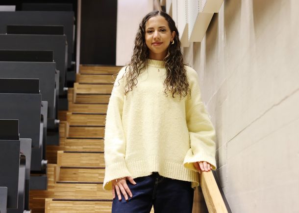 Studentin Douaa Rabhi steht in einem Hörsaal.