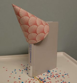 Buch mit Partyhutdeko und Konfetti