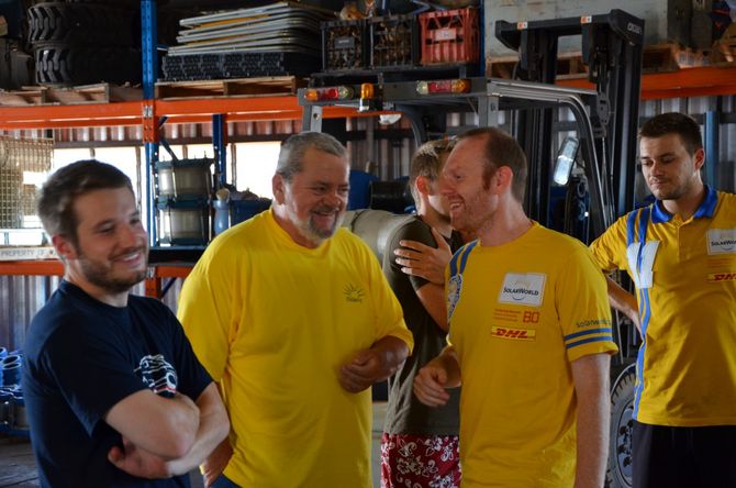 Hoher Besuch in der Werkstatt: Richard, im Gespräch mit Melvin Otte und Matthias Wiemers