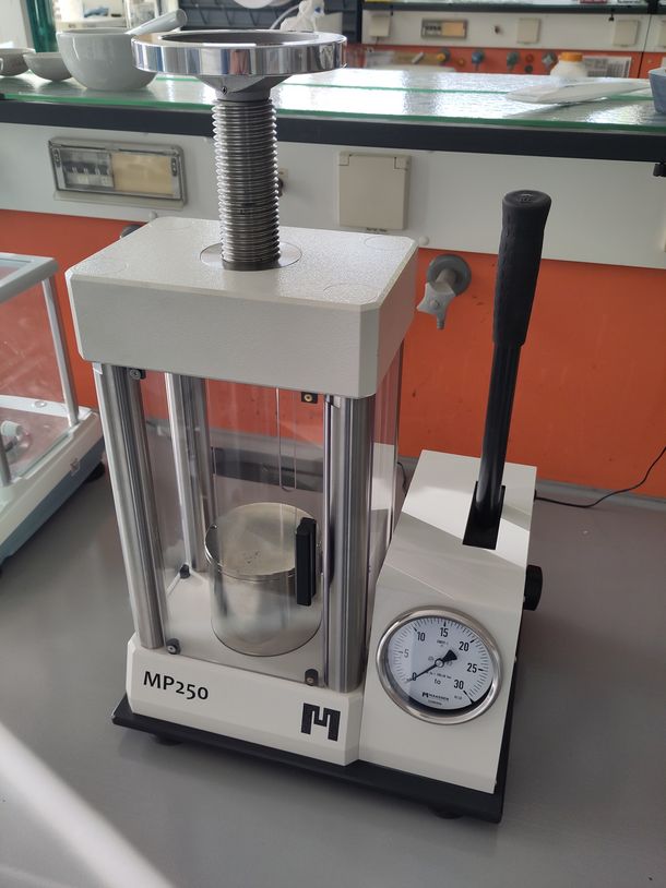Manuelle Tablettenpresse MP250 von Maassen zur Herstellung von Presslingen im Umweltlabor der Hochschule Bochum.