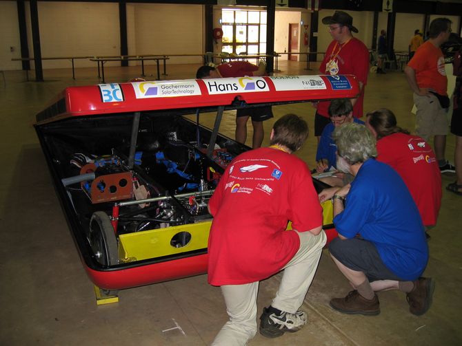 Die Elektrik wird beim Scrutineering begutachtet