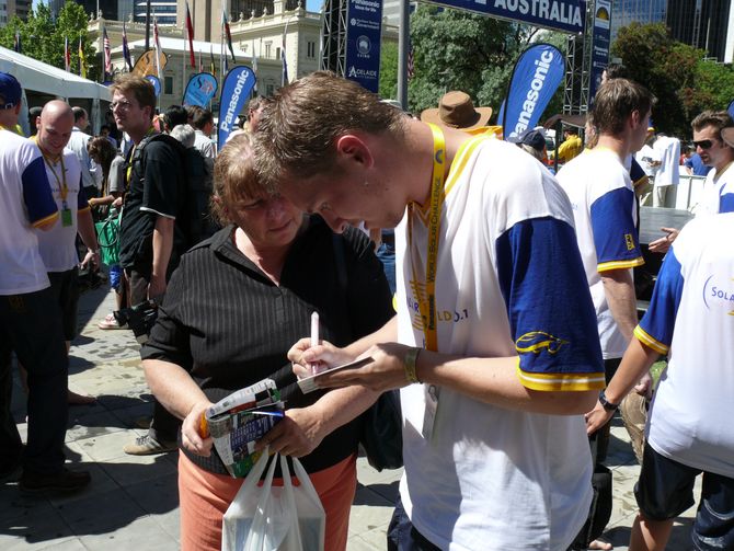 Christoph Bönneken gibt Autogramme