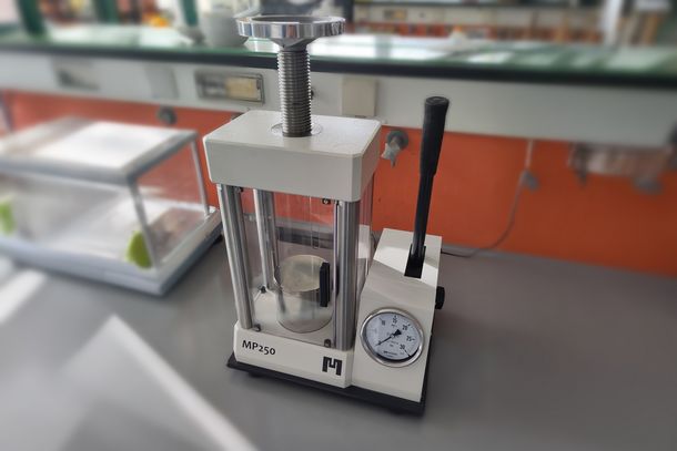 Manuelle Tablettenpresse MP250 von Maassen zur Herstellung von Presslingen im Umweltlabor der Hochschule Bochum.