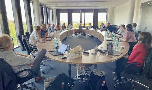 Auf dem Foto sieht man die Teilnehmenden des Forschungs- und Transfercafes.