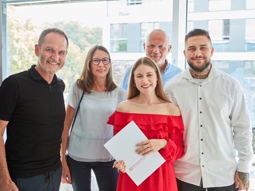 Gruppenbsbild mit Dekan und Urkunde