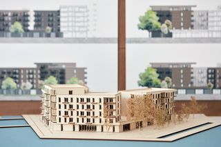 Der außergewöhnlich hohe Durcharbeitungsgrad sichtbar in Sperrholz.
