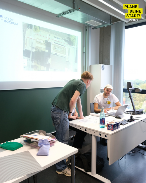 Auf dem Foto sieht man Teilnehmer:innen des Workshops.