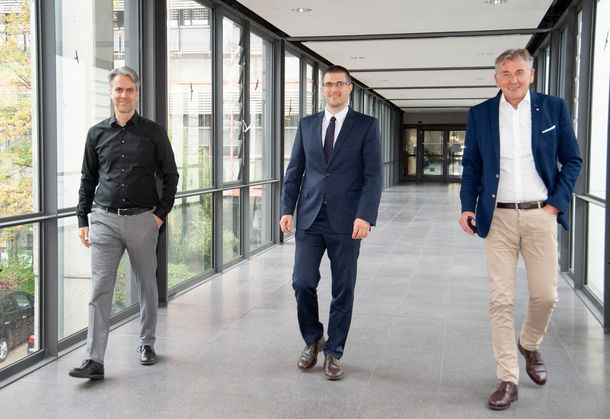 Begleiten den frisch "gebackenen Dr.-Ing." Denis Busch: Prof. Dr. Andrej Albert (li.) und Hochschulpräsident Prof. Dr. Jürgen Bock.