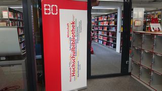 Bibliothek Technik: Eingangsbereich mit Standup und Taschenschränken