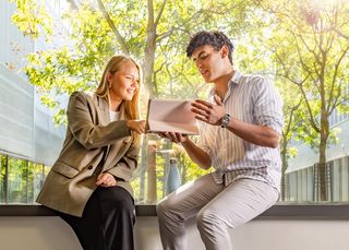 zwei Studierende schauen auf ein Tablet