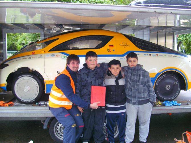 Bitte recht freundlich. Die Kids aus der Genter Straße sind stolz, mit auf dem Foto zu sein