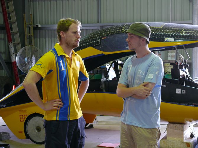 Teamchef Julian Stentenbach im Gespräch mit Mechanikchef Christoph Bönneken