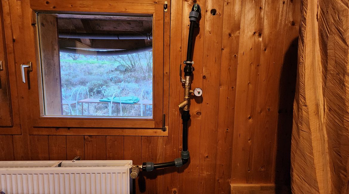 Hier kommst das Heizungsrohr vom Meiler an, welches dann das warme Wasser in die Heizung befördert.